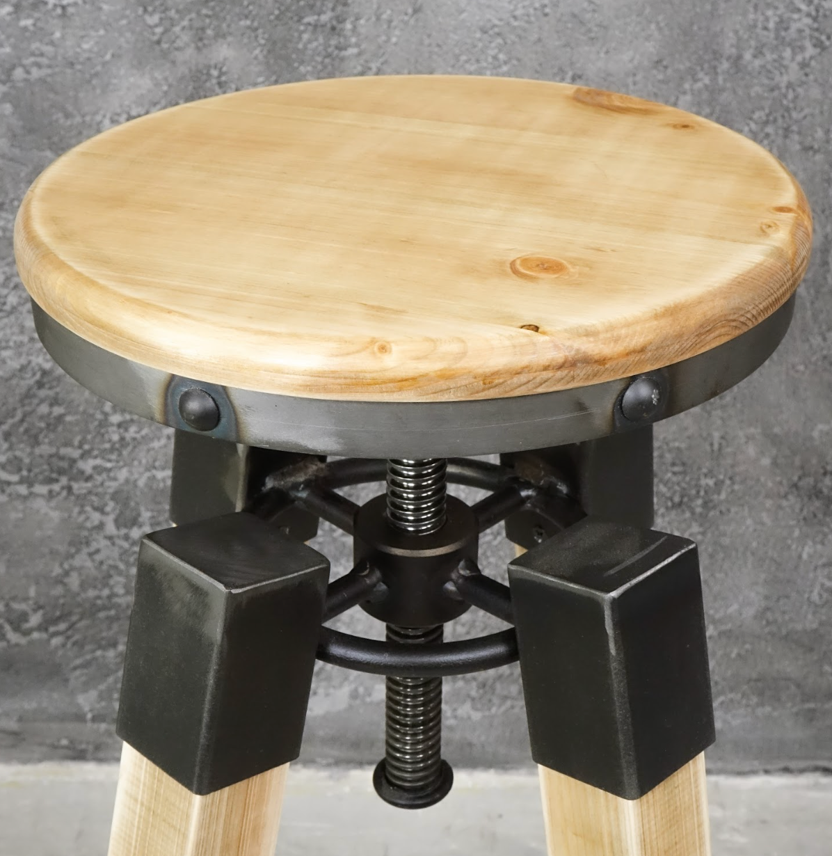 Tabouret en bois et fer noir